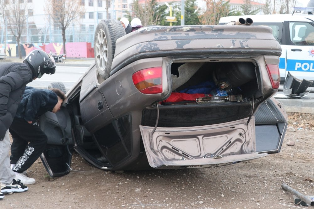 Kayseri otomobil yoldan çıkarak ters döndü: 3 yaralı