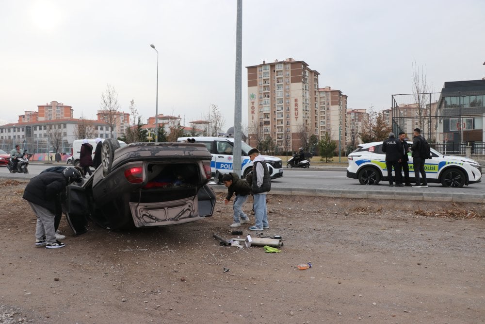 Kayseri otomobil yoldan çıkarak ters döndü: 3 yaralı