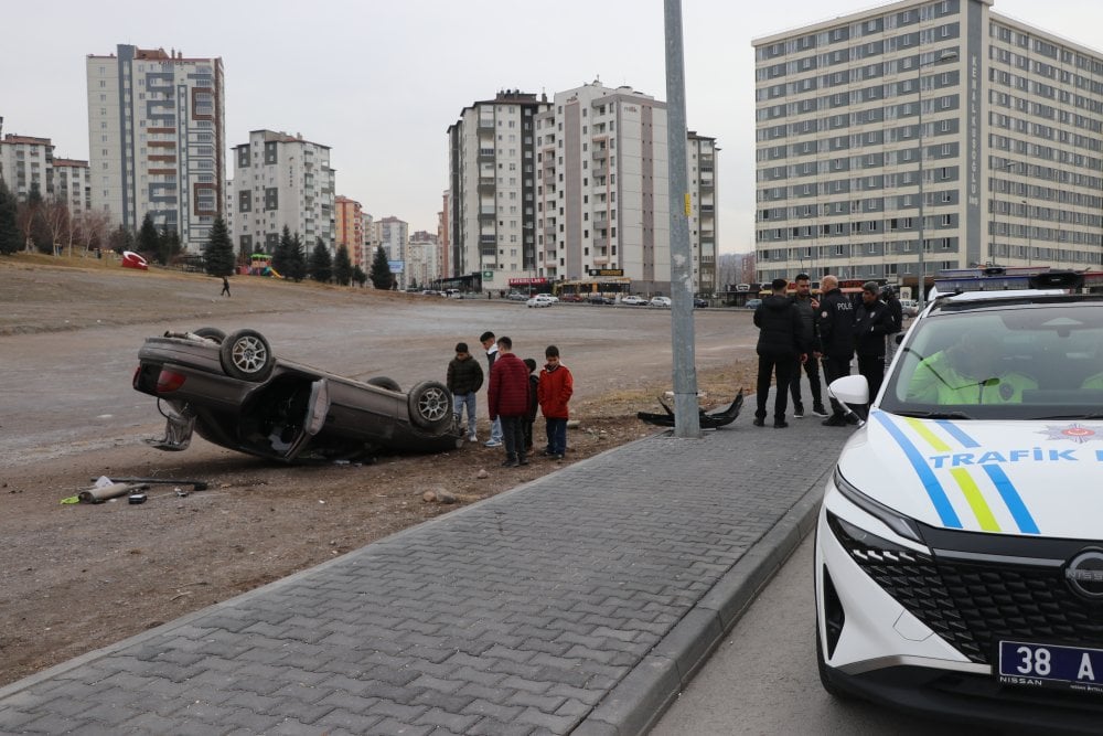 Kayseri otomobil yoldan çıkarak ters döndü: 3 yaralı