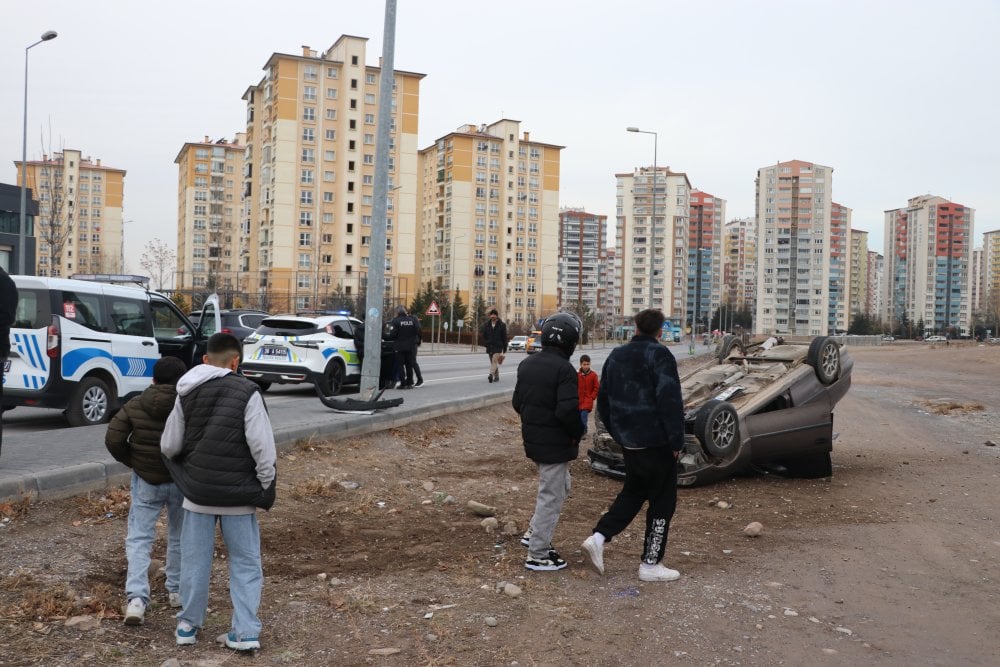 Kayseri otomobil yoldan çıkarak ters döndü: 3 yaralı