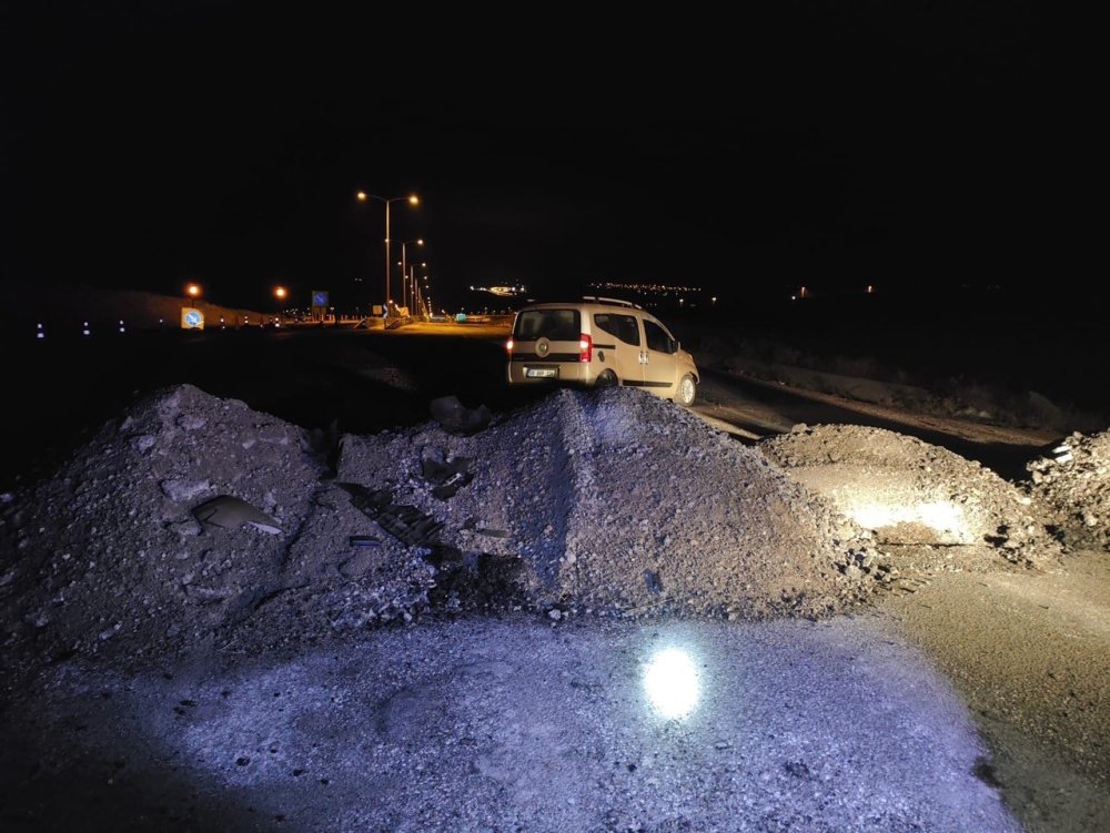 Konya’da hafif ticari araç kum yığınına çarptı: 1 yaralı