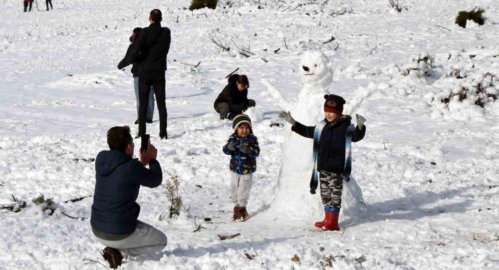 Muğla'da kar keyfi: Yılanlı Dağı'na akın edip piknik yaptılar