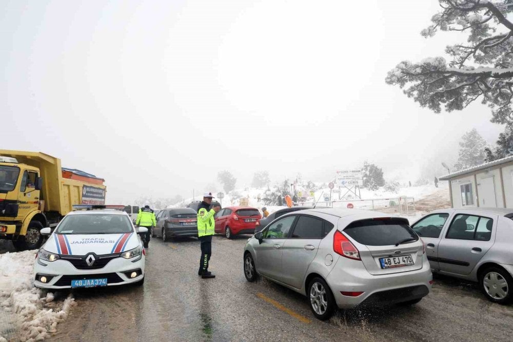 Muğla'da kar keyfi: Yılanlı Dağı'na akın edip piknik yaptılar