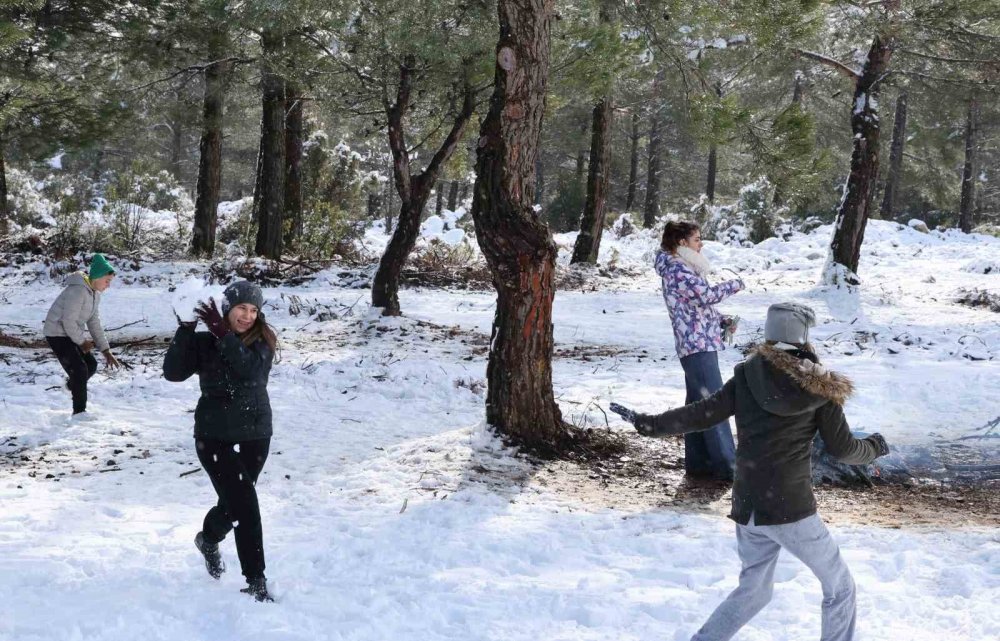 Muğla'da kar keyfi: Yılanlı Dağı'na akın edip piknik yaptılar