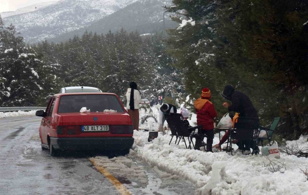 Muğla'da kar keyfi: Yılanlı Dağı'na akın edip piknik yaptılar