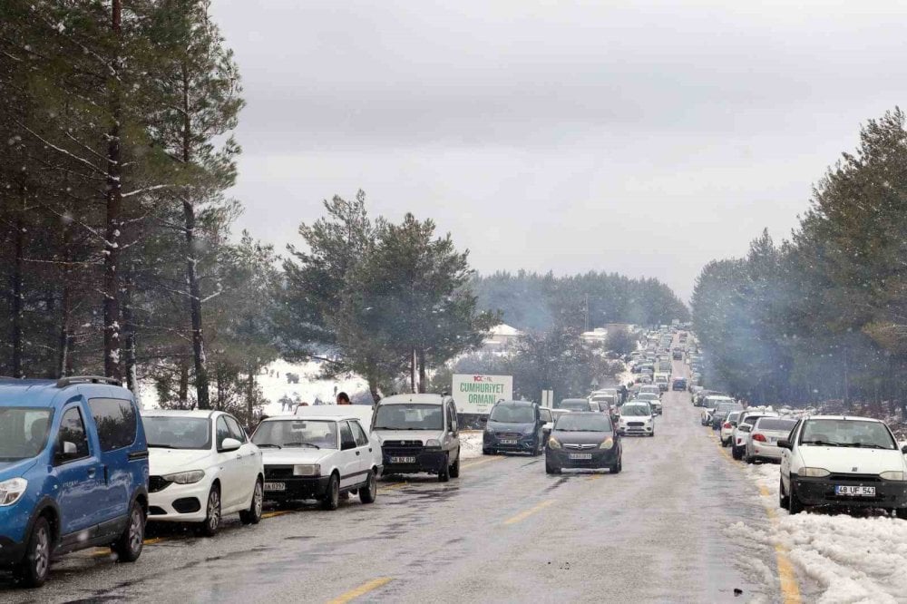 Muğla'da kar keyfi: Yılanlı Dağı'na akın edip piknik yaptılar