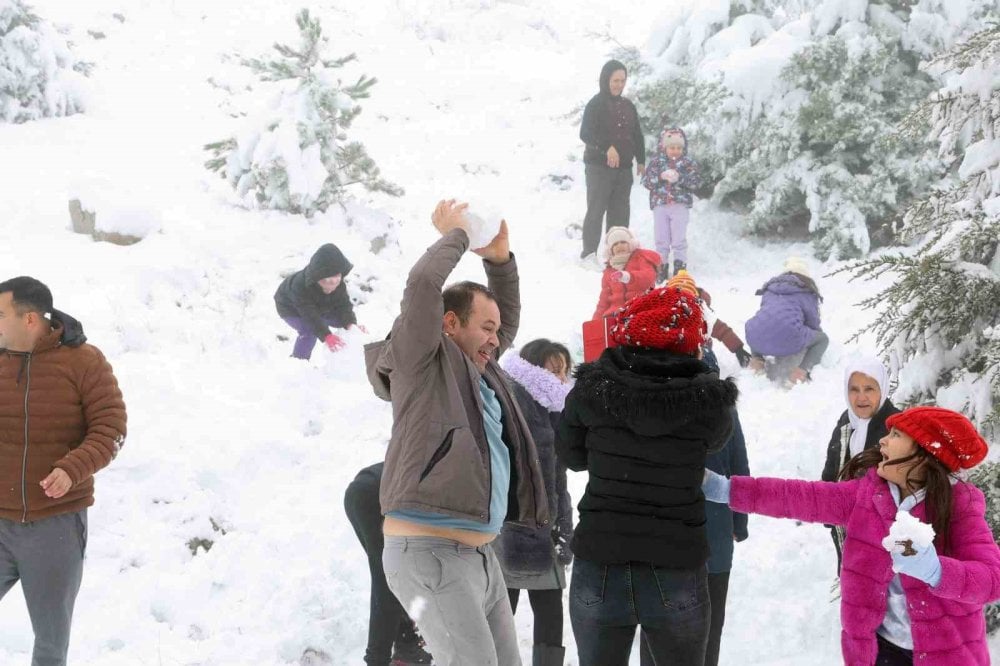 Muğla'da kar keyfi: Yılanlı Dağı'na akın edip piknik yaptılar