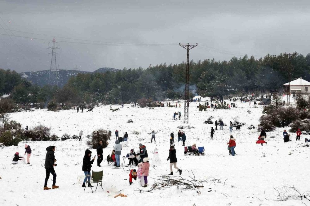 Muğla'da kar keyfi: Yılanlı Dağı'na akın edip piknik yaptılar