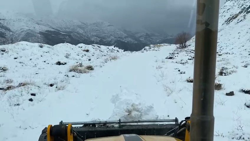 Siirt’te, kar nedeniyle yolu kapanan yollar açıldı