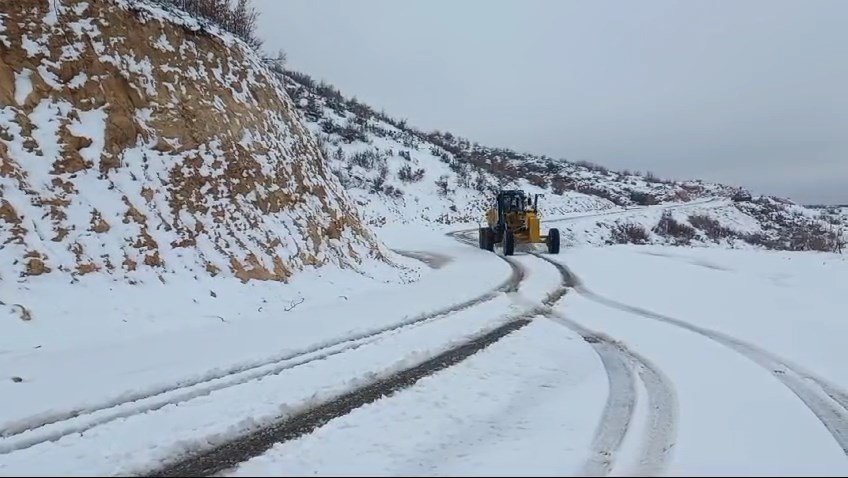 Siirt’te, kar nedeniyle yolu kapanan yollar açıldı