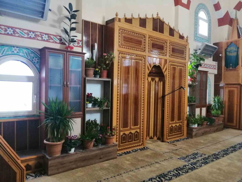 Tokatlı imam, caminin içini çiçek bahçesine çevirdi