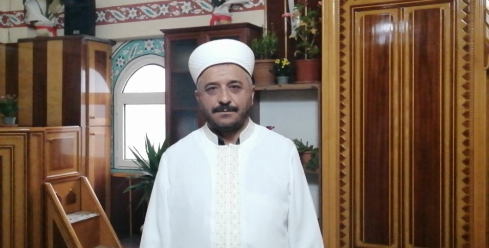 Tokatlı imam, caminin içini çiçek bahçesine çevirdi