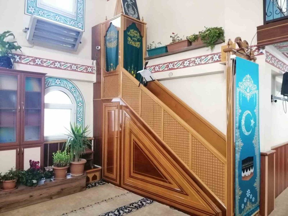 Tokatlı imam, caminin içini çiçek bahçesine çevirdi