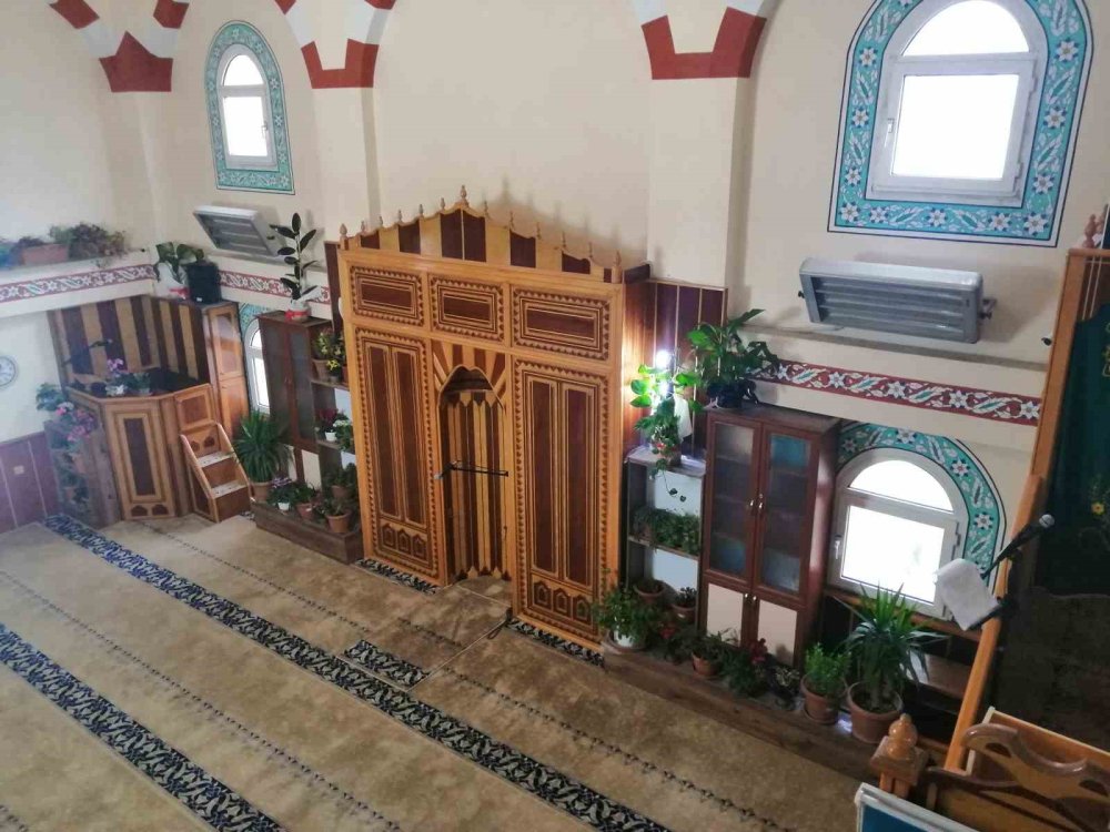 Tokatlı imam, caminin içini çiçek bahçesine çevirdi