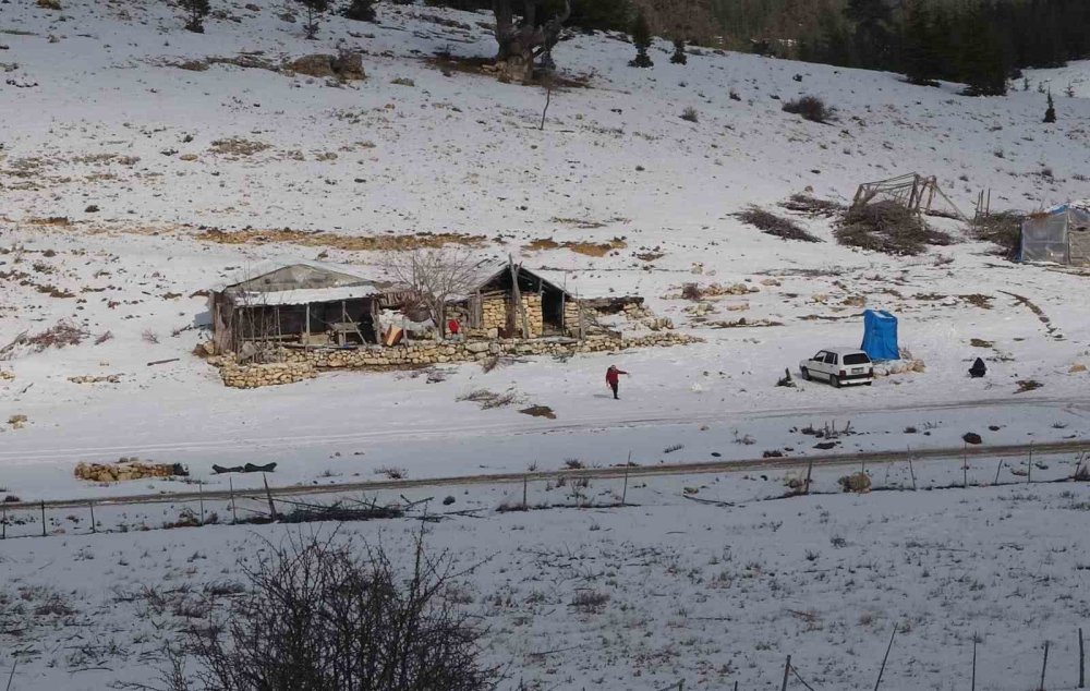 Toroslar'da kar güzelliğiyle büyüledi