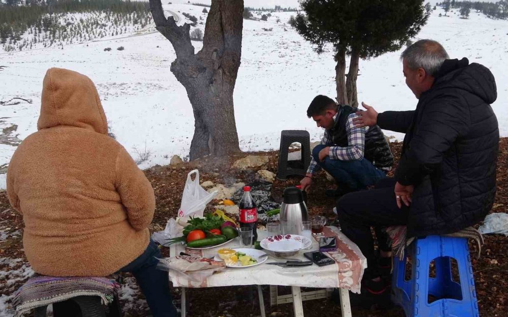 Toroslar'da kar güzelliğiyle büyüledi