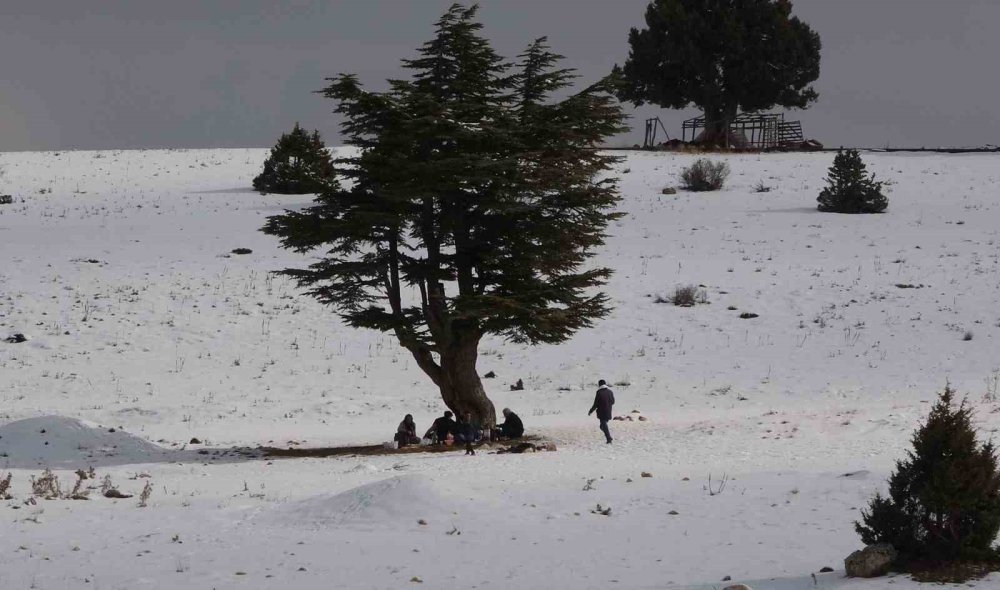 Toroslar'da kar güzelliğiyle büyüledi