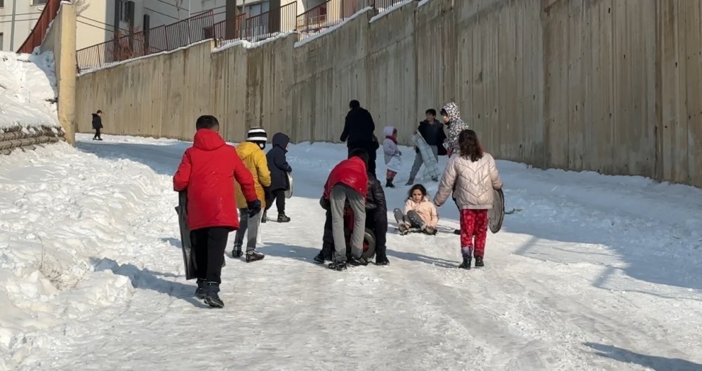 Yüksekova'da çocukların ‘tepsili’ kayak keyfi