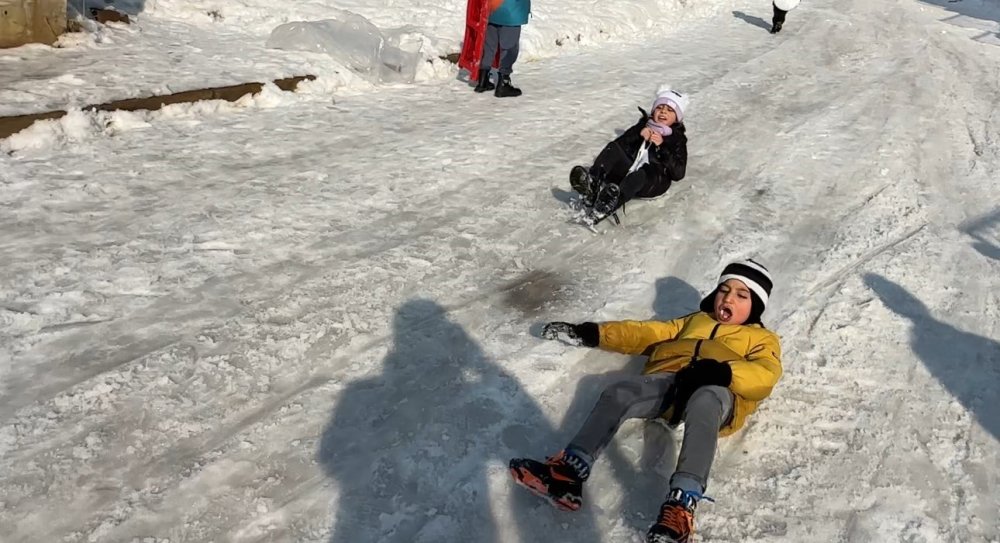 Yüksekova'da çocukların ‘tepsili’ kayak keyfi