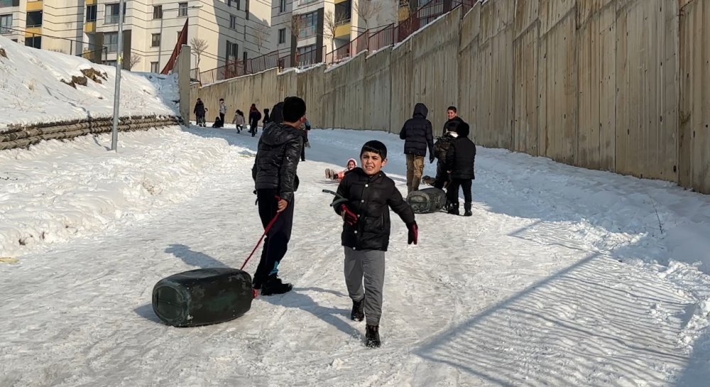 Yüksekova'da çocukların ‘tepsili’ kayak keyfi