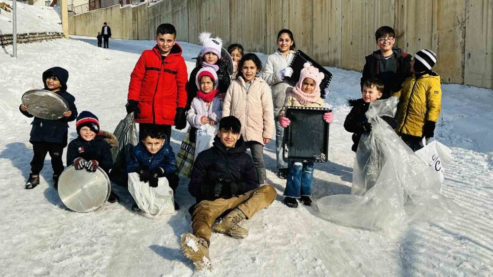 Yüksekova'da çocukların ‘tepsili’ kayak keyfi