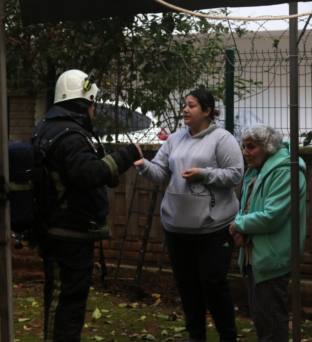 Antalya’da korkulu anlar: İtfaiye eri içeri girerek yaşlı kadını kurtardı