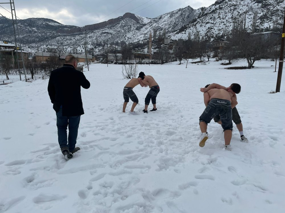 Artvin’de pehlivanlar kar üstünde kıyasıya antrenman yapıyor: Tek hedefleri var