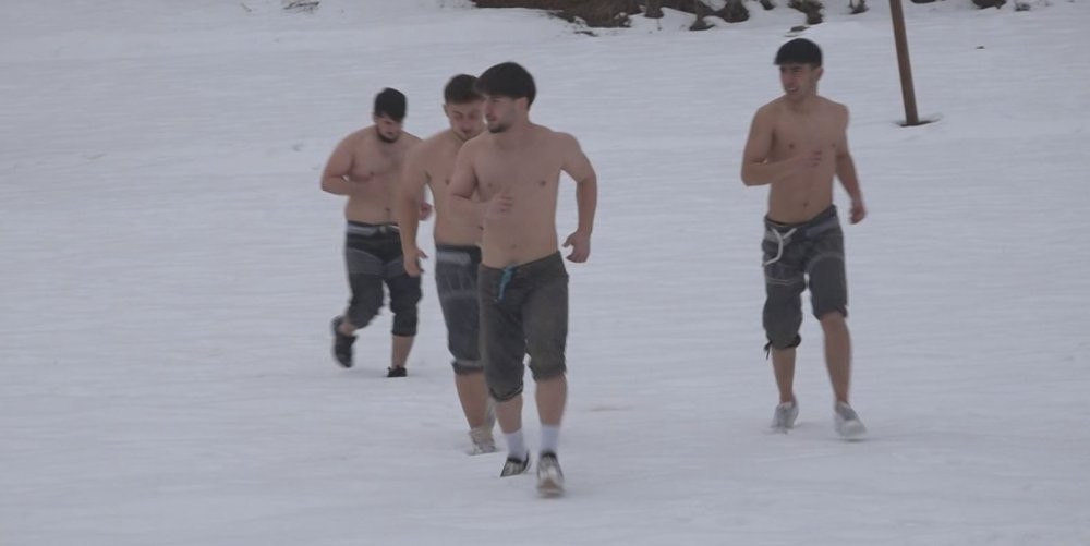 Artvin’de pehlivanlar kar üstünde kıyasıya antrenman yapıyor: Tek hedefleri var