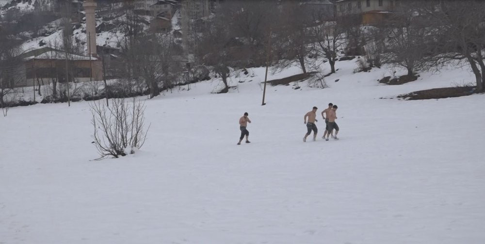 Artvin’de pehlivanlar kar üstünde kıyasıya antrenman yapıyor: Tek hedefleri var