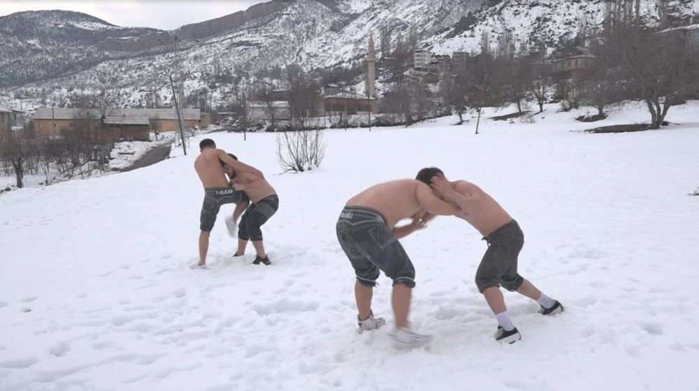Artvin’de pehlivanlar kar üstünde kıyasıya antrenman yapıyor: Tek hedefleri var