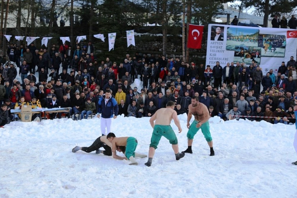 Artvin’de pehlivanlar kar üstünde kıyasıya antrenman yapıyor: Tek hedefleri var