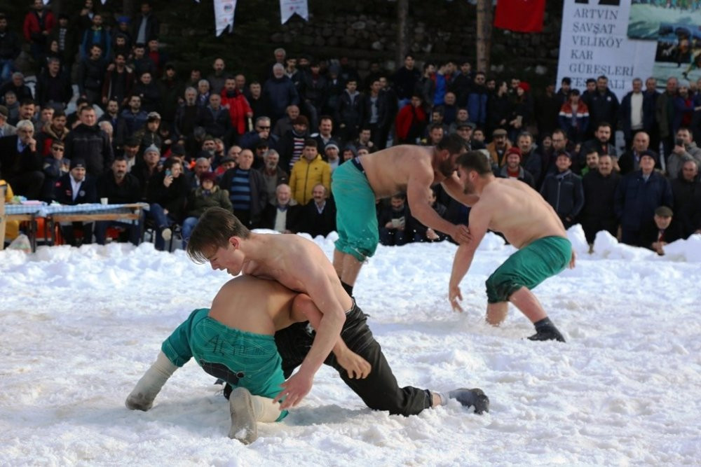 Artvin’de pehlivanlar kar üstünde kıyasıya antrenman yapıyor: Tek hedefleri var