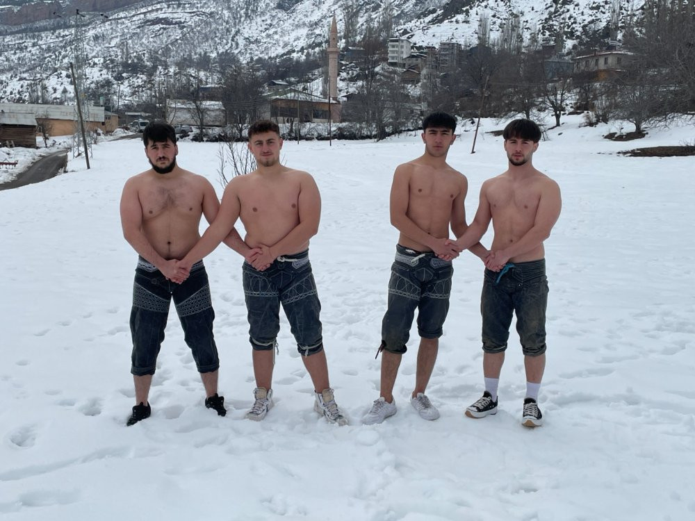 Artvin’de pehlivanlar kar üstünde kıyasıya antrenman yapıyor: Tek hedefleri var