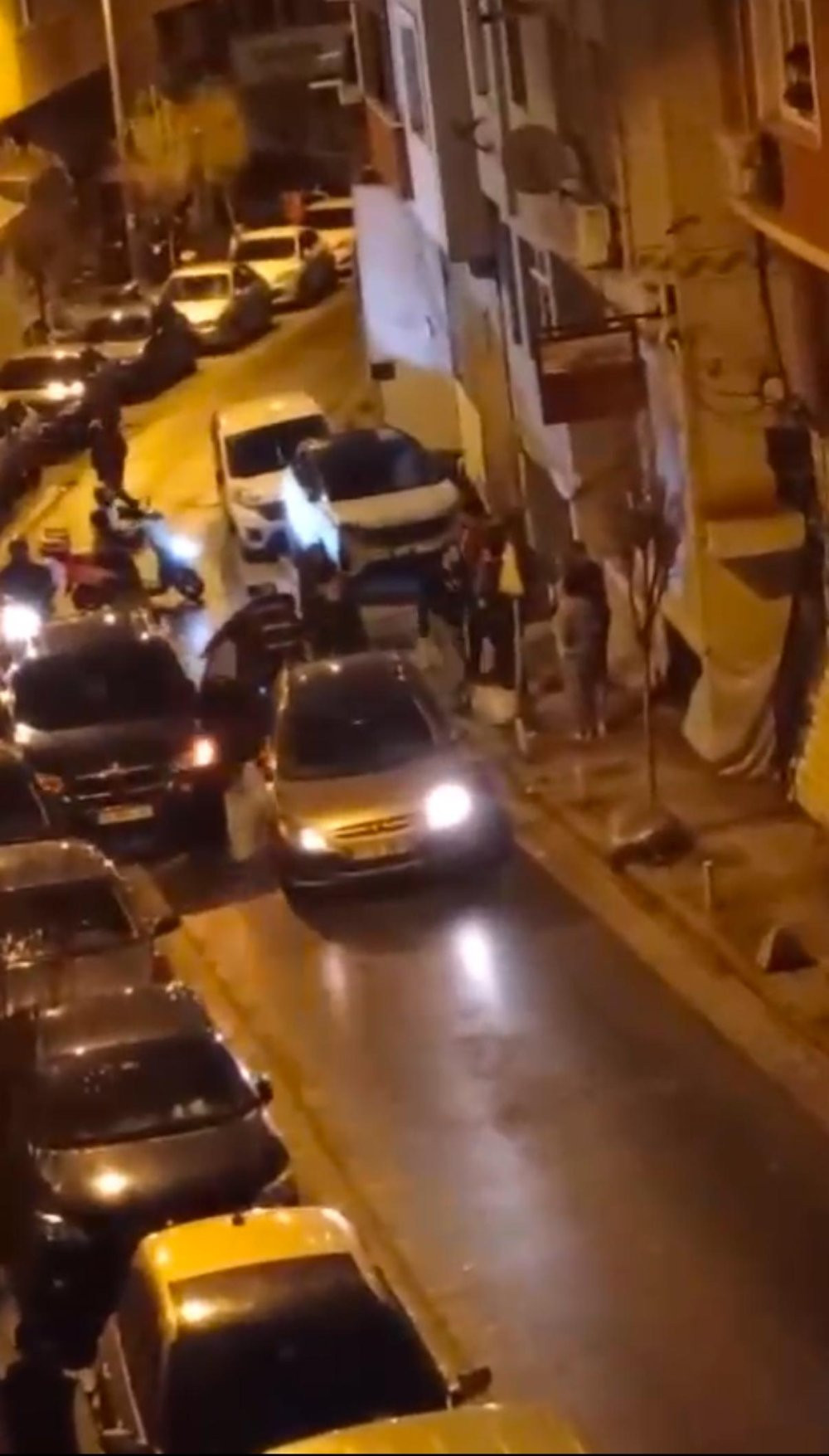 Kâğıthane’de dehşet! Darp edildi, aracın camlarını sopayla kırdı