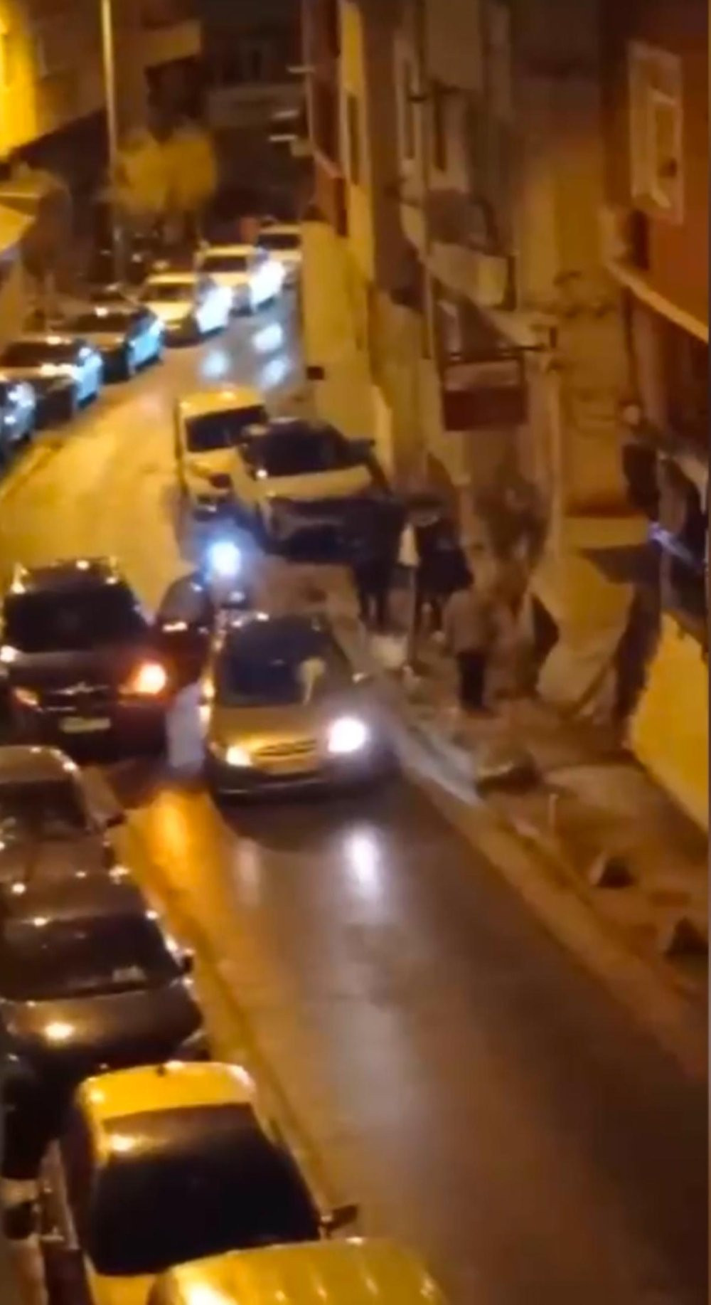 Kâğıthane’de dehşet! Darp edildi, aracın camlarını sopayla kırdı