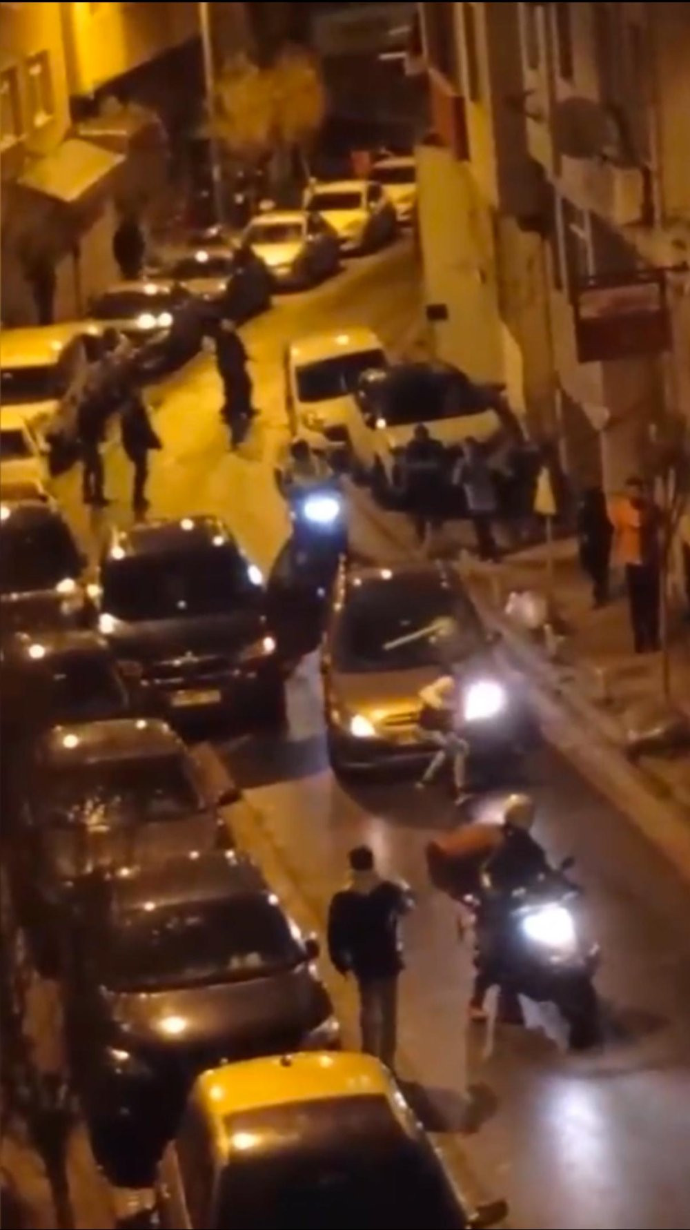 Kâğıthane’de dehşet! Darp edildi, aracın camlarını sopayla kırdı