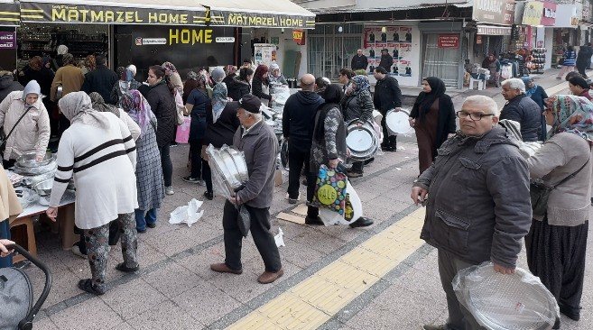 Mersin'de ucuz çiğ köfte leğeni izdihamı