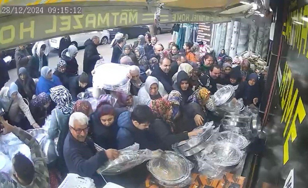 Mersin'de ucuz çiğ köfte leğeni izdihamı