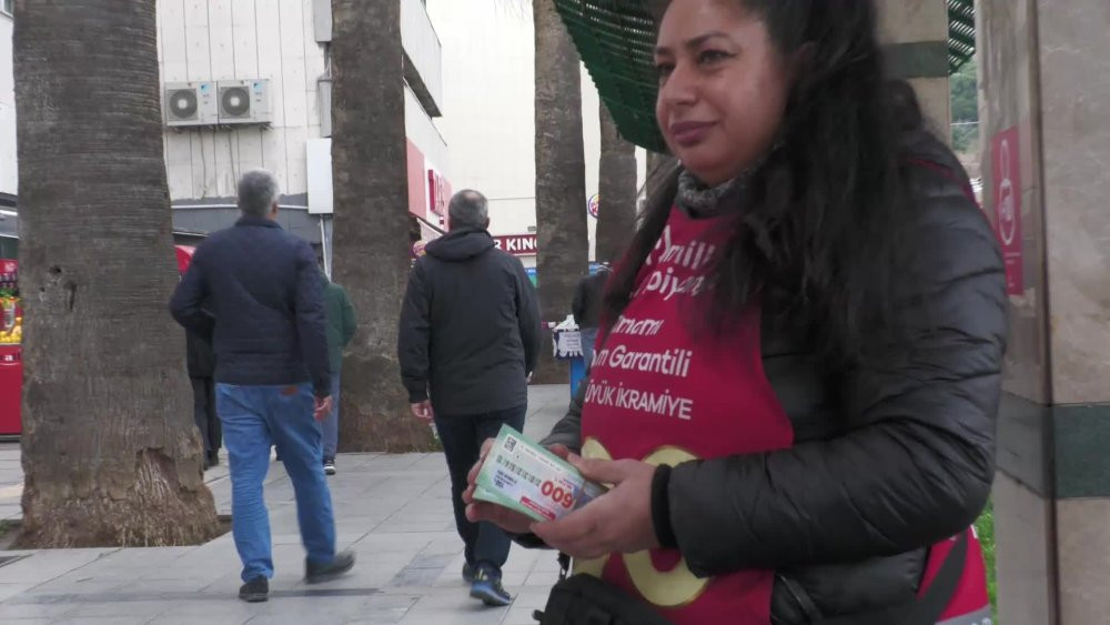 Milli piyango bileti satarak geçimini sağlıyor! Mesleğini duyunca şaşıracaksınız