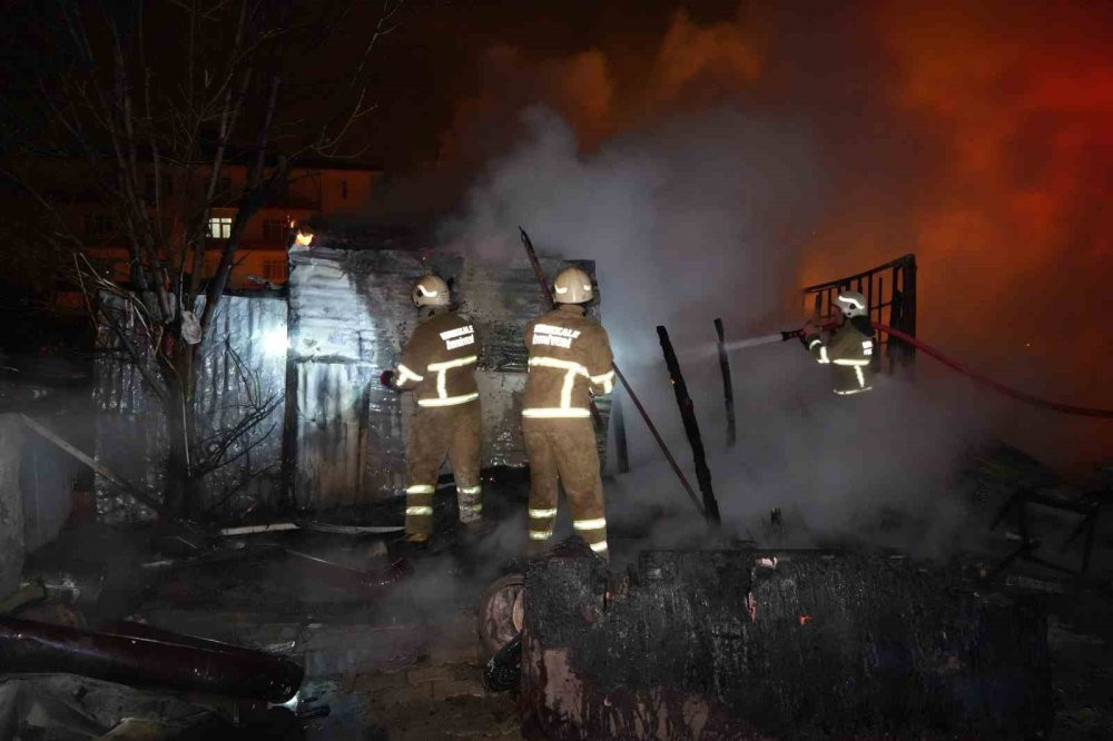 Alevlerin arasına daldılar güvercinleri kurtardılar