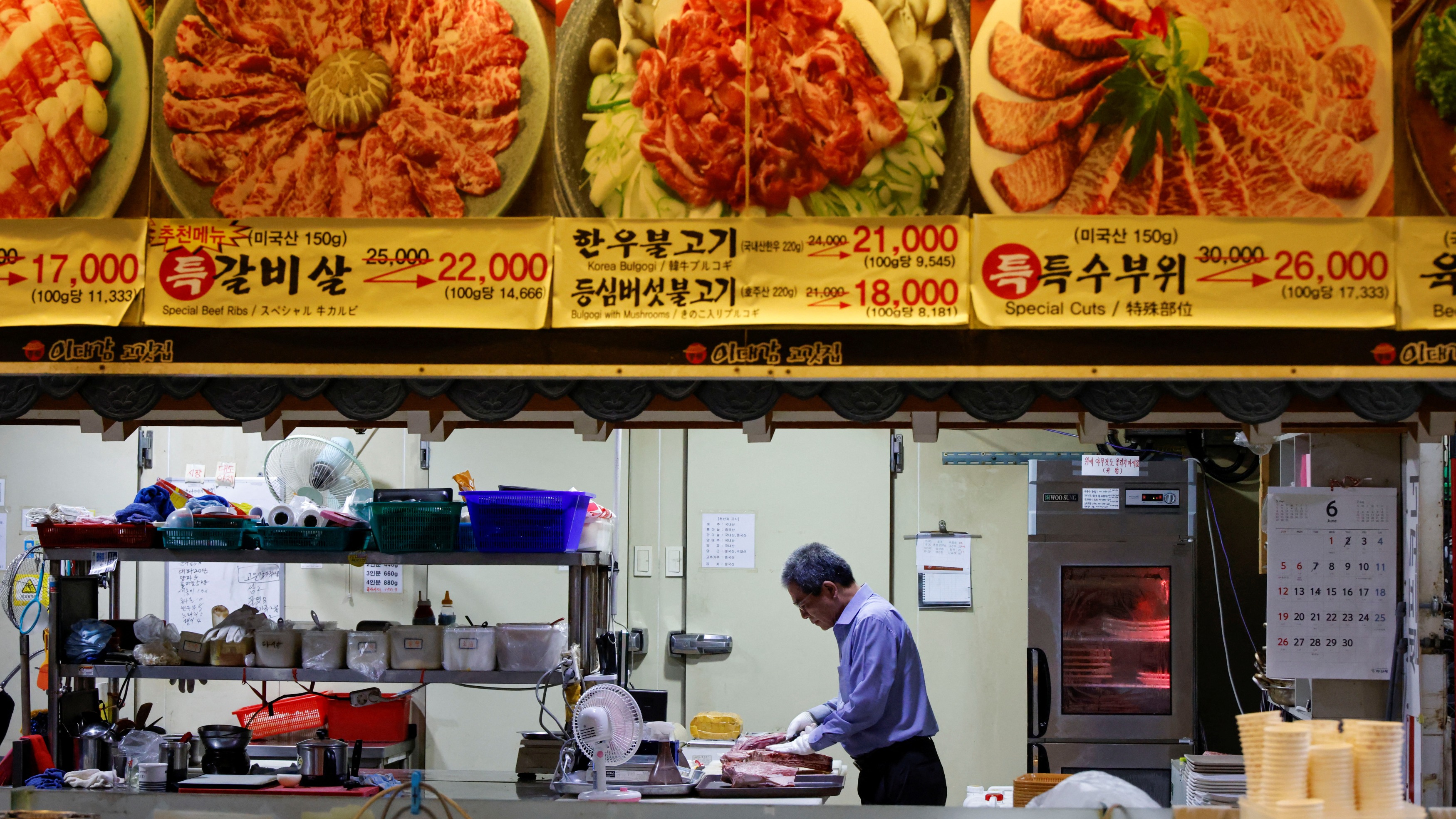 cropped-16569799272022-06-28t235923z-1982327522-rc2jxu9ejxm1-rtrmadp-3-southkorea-economy-inflation-convenience-store.jpeg