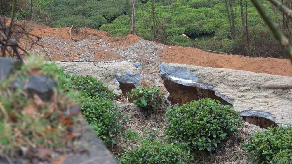 Rize’de heyelan: İstinat duvarı çöktü: 4 köye ulaşım kesildi