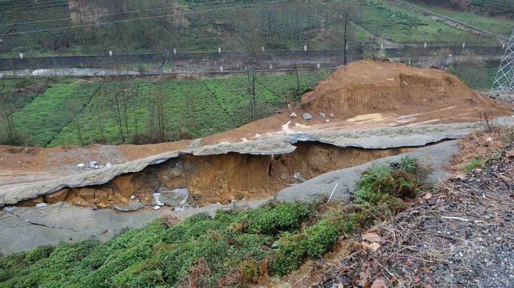 Rize’de heyelan: İstinat duvarı çöktü: 4 köye ulaşım kesildi