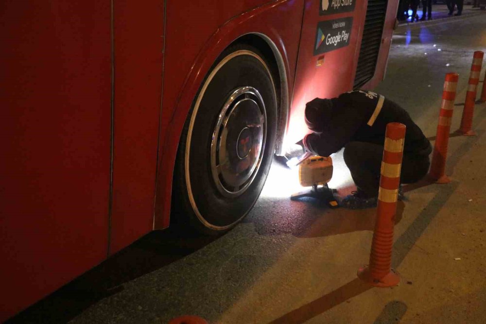 Denizli’de feci kaza: Motosiklet sürücüsü otobüsün altında kaldı