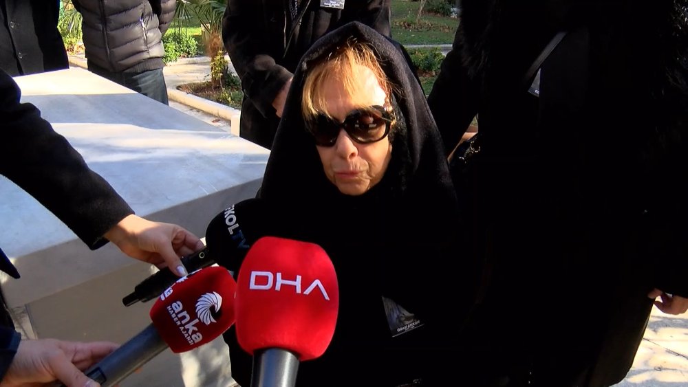 Gönül Akkor son yolculuğuna uğurlandı! Kardeşi Kamuran Akkor ayakta durmakta zorlandı