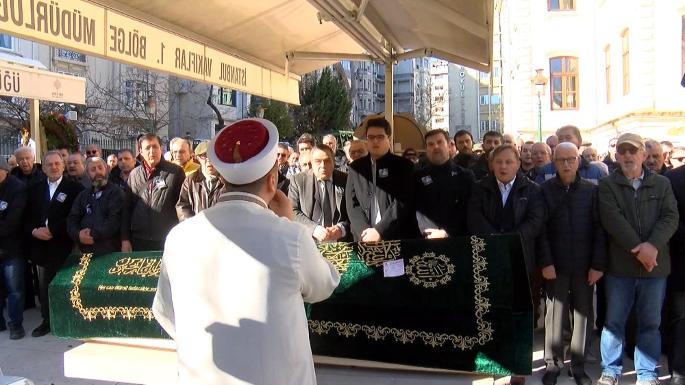 Gönül Akkor son yolculuğuna uğurlandı! Kardeşi Kamuran Akkor ayakta durmakta zorlandı