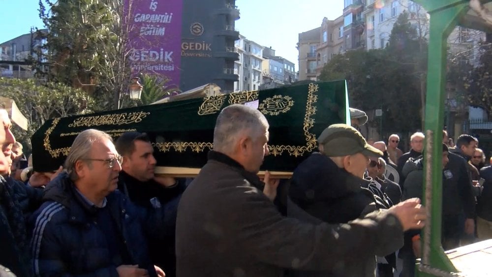 Gönül Akkor son yolculuğuna uğurlandı! Kardeşi Kamuran Akkor ayakta durmakta zorlandı