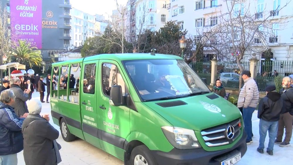 Gönül Akkor son yolculuğuna uğurlandı! Kardeşi Kamuran Akkor ayakta durmakta zorlandı