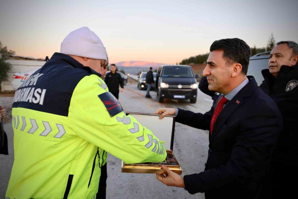 Herkes tatil yaparken, onlar görevinin başında: Vali Aygül, görev başındaki personelin yeni yılını kutladı