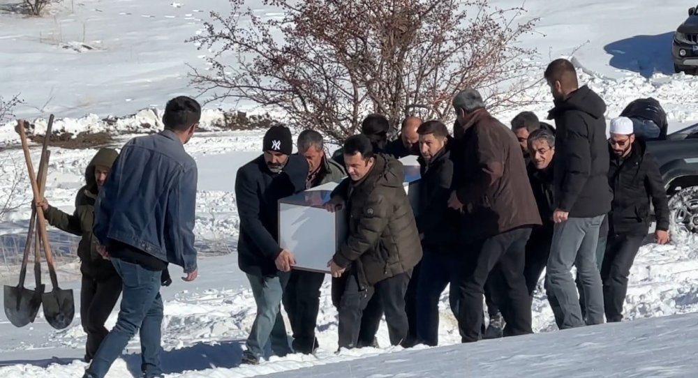 Hakkari'de hazada kaya parçasının isabet ettiği çocuk gözyaşları arasında toprağa verildi